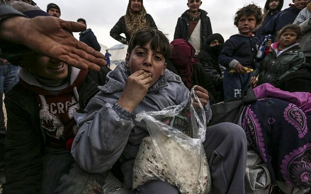 Syrian refugees fleeing the northern embattled city of Aleppo on February 6, 2016 (AFP / BULENT KILIC) Syrian refugees fleeing the northern embattled city of Aleppo on February 6, 2016 (AFP / BULENT KILIC)