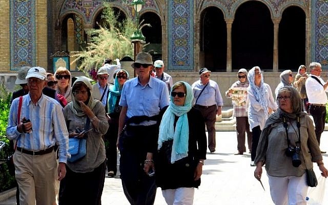 A picture taken on August 5, 2015 shows foreign tourists visiting Tehran's Golestan Palace (AFP / ATTA KENARE) A picture taken on August 5, 2015 shows foreign tourists visiting Tehran's Golestan Palace (AFP / ATTA KENARE)