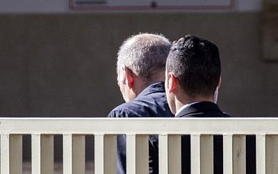 Former prime minister Ehud Olmert (L) arrives at the Ma'asiyahu Prison in the central Israeli city of Ramle on February 15, 2016 as he begins a 19-month term for bribery and obstruction of justice (AFP / JACK GUEZ)