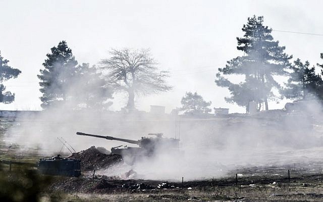 Turkish army cannon shoots in the direction of Syria near the border close to Oncupinar crossing gate in Kilis, in south-central Turkey, on February 15, 2016.(AFP / BULENT KILIC)