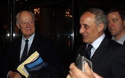 UN envoy for Syria, Staffan de Mistura, left,, arrives at his hotel with Syrian assistant foreign minister, Ayman Sosan in Damascus on February 15, 2016. (AFP / STR)