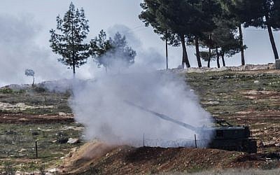 Turkish cannons fire from their army position near the Oncupinar crossing gate close to the town of Kilis, south central Turkey, towards the Syria border, on February 17, 2016.  (AFP / BULENT KILIC)