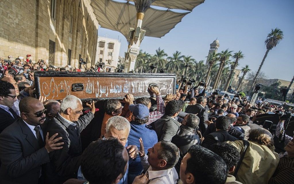 Egyptians mourners carrying the coffin of the Egyptian journalist Mohamed Hassanein Heikal during his funeral at the al-Hussein mosque in Cairo on February 17, 2016. (AFP / KHALED DESOUKI)