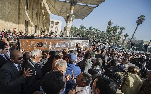 Egyptians mourners carrying the coffin of the Egyptian journalist Mohamed Hassanein Heikal during his funeral at the al-Hussein mosque in Cairo on February 17, 2016. (AFP / KHALED DESOUKI) Egyptians mourners carrying the coffin of the Egyptian journalist Mohamed Hassanein Heikal during his funeral at the al-Hussein mosque in Cairo on February 17, 2016. (AFP / KHALED DESOUKI)