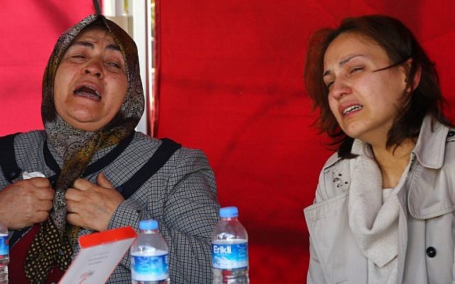 Family members and relatives mourn outside a morgue in Ankara on February 18, 2016, a day after a car bombing targeted military vehicles, killing 28. (AFP / ADEM ALTAN) Family members and relatives mourn outside a morgue in Ankara on February 18, 2016, a day after a car bombing targeted military vehicles, killing 28. (AFP / ADEM ALTAN)