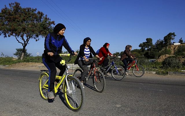 This file photo taken on February 19, 2016 shows (from R-L) Palestinians Assalah Abu Sharkh, Amneh Salman, Nour Sleibi, and Sarah Sleibi, riding their bicycles on a road in Beit Hanoun in the northern Gaza Strip, on February 19, 2016. (AFP / MOHAMMED ABED) This file photo taken on February 19, 2016 shows (from R-L) Palestinians Assalah Abu Sharkh, Amneh Salman, Nour Sleibi, and Sarah Sleibi, riding their bicycles on a road in Beit Hanoun in the northern Gaza Strip, on February 19, 2016. (AFP / MOHAMMED ABED)