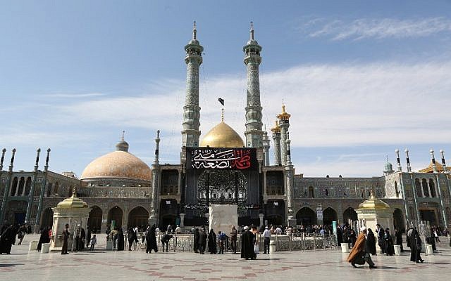 Iranians walk outside the Massoumeh holy shrine in the city of Qom, 130 kilometres south of Tehran, on February 24, 2016. (AFP / ATTA KENARE) Iranians walk outside the Massoumeh holy shrine in the city of Qom, 130 kilometres south of Tehran, on February 24, 2016. (AFP / ATTA KENARE)