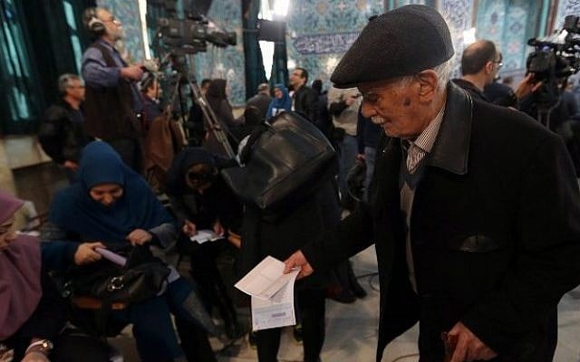 Iranian voters check a list of candidates for both parliamentary elections and the Assembly of Experts at a mosque being used as a polling station in Tehran on February 26, 2016. (AFP / ATTA KENARE) Iranian voters check a list of candidates for both parliamentary elections and the Assembly of Experts at a mosque being used as a polling station in Tehran on February 26, 2016. (AFP / ATTA KENARE)
