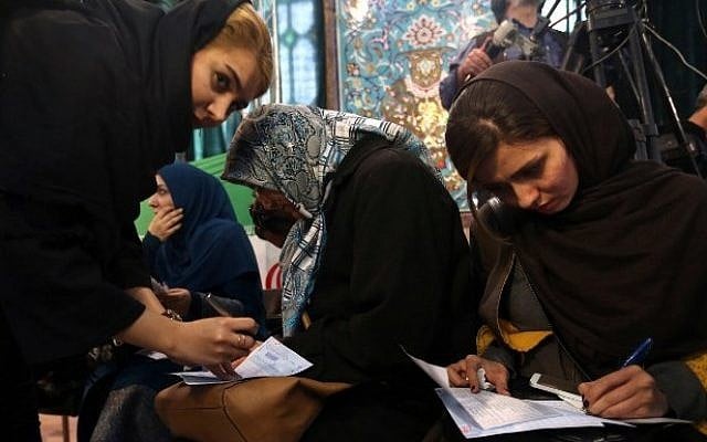 Iranian women register before casting their vote at a polling station in Tehran on February 26, 2016. (AFP / ATTA KENARE) Iranian women register before casting their vote at a polling station in Tehran on February 26, 2016. (AFP / ATTA KENARE)