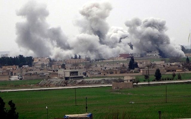 A picture taken on February 27, 2016 in Akcakale in Sanliurfa province shows smoke rising from the neightbourhood of Syrian city Tel Abyad during clashes between Islamic State Group and People's Protection Units (YPG). (AFP / STR)