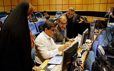 Iranian journalists work in a press room at the Interior Ministry as they follow the preliminary results of the parliamentary and Experts Assembly elections on February 28, 2016 in Tehran. (AFP / STRINGER)