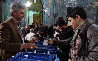 An Iranian man casts his ballot at a polling station in Tehran on February 26, 2016 (ATTA KENARE / AFP)