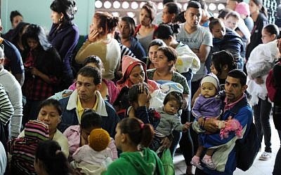 Parents with their children crowd a hospital in Tegucigalpa, Honduras, on February 1, 2016. (AFP/Orlando Sierra)