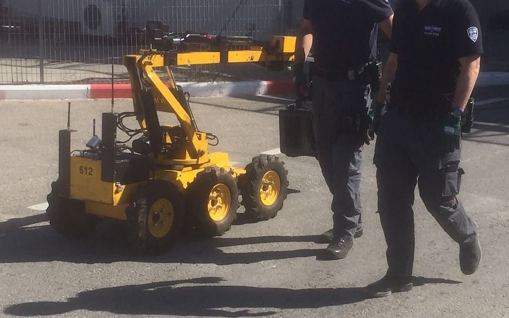 Bomb disposal forces attend the scene of an attempted attack in the West Bank on Sunday, February 14, 2016. (photo: Israel Police)
