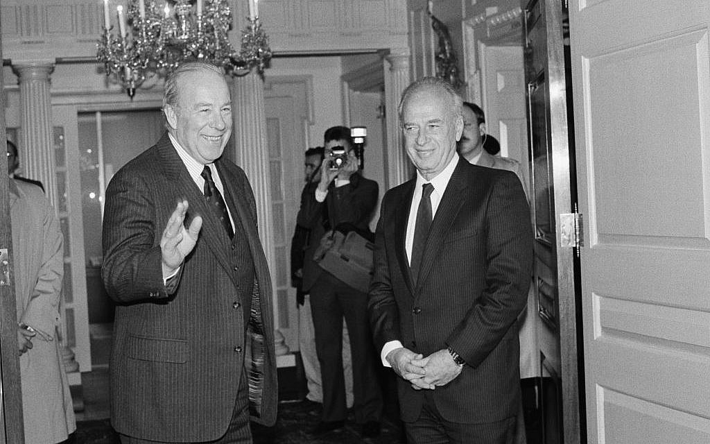 US Secretary of State George Shultz, left, greets Israeli Defense Minister Yitzhak Rabin at the State Department in Washington on January 28, 1985 (AP Photo/Ira Schwarz)