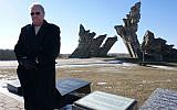 Nazi hunter Efraim Zuroff saying Kaddish, the mourner's prayer, for Holocaust victims near Kaunas, Lithuania, February 15, 2015. (Cnaan Liphshiz)