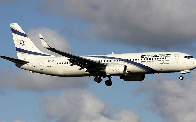 An El Al Boeing 737-800 on approach to Amsterdam's Schiphol Airport in 2012. (Andre Wadman/Wikipedia/GFDL 1.2)