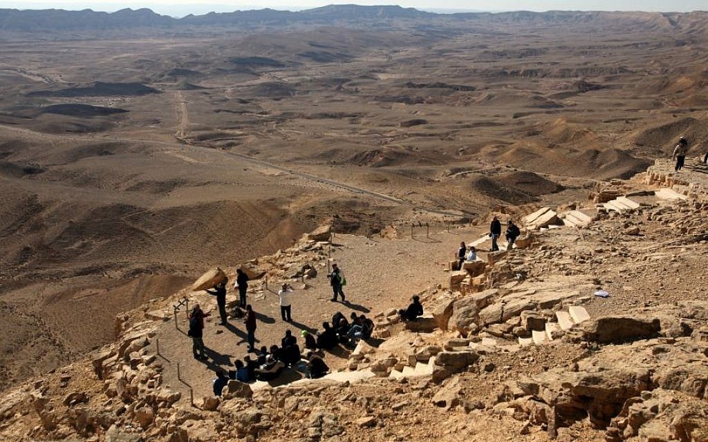 Overlooking part of the crater (Yossi Zamir/Flash 90)