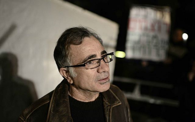 Actor Moshe Ivgy, at a 2014 protest against the price of Tel Aviv housing (Tomer Neuberg/Flash 90)