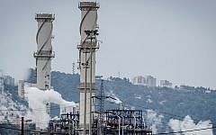 Pollution in the northern Israeli city of Haifa in April 2015. (Basel Awidat/Flash90)