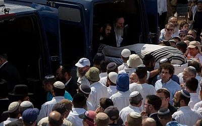 Friends and family carry the bodies of Naama and Eitam Henkin during their funeral at Har HaMenuchot Cemetery in Jerusalem, October 2, 2015. (Yonatan Sindel/Flash90)