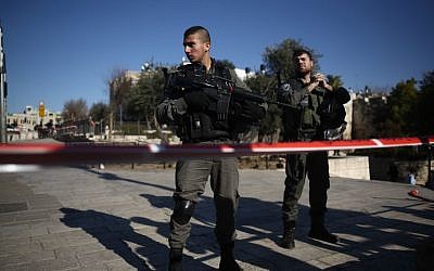 Police at the scene of a shooting and stabbing attack near Damascus Gate, Jerusalem, February 3, 2016. (Yonatan Sindel/Flash90)