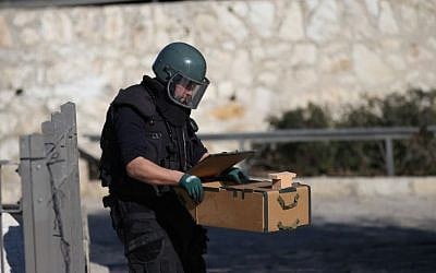 Illustrative image of a police sapper in Jerusalem, February 3, 2016. (Yonatan Sindel/Flash90)