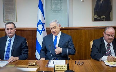 Prime Minister Benjamin Netanyahu leads the weekly cabinet meeting in Jerusalem, February 7. 2016. (Emil Salman/Pool/Flash90)