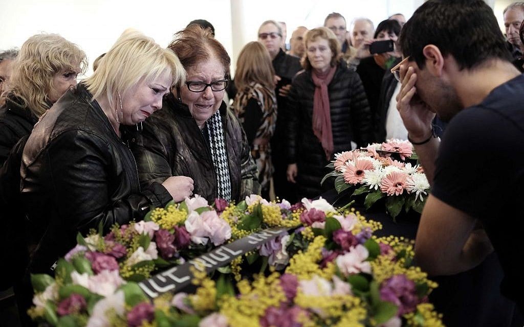 Family, friends, and colleagues, say goodbye to radio broadcaster Anat Dolev during her funeral in Tel Aviv, on February 8, 2016.  (Tomer Neuberg/Flash90)