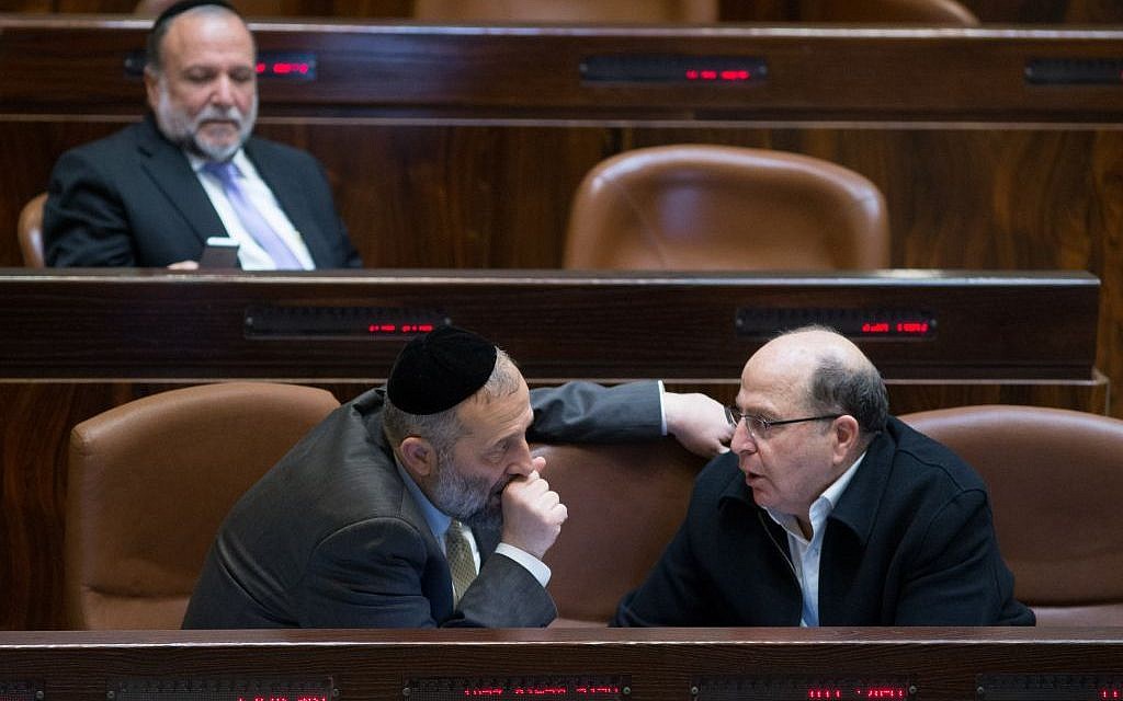 Defense Minister Moshe Ya'alon speaks to Interior Minister Aryeh Deri in the Knesset plenum on February 8, 2016 (Yonatan Sindel/Flash90)