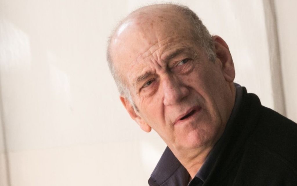 Former prime minister Ehud Olmert at the Jerusalem Magistrate's Court on February 10, 2016. (Ohad Zwigenberg/POOL)