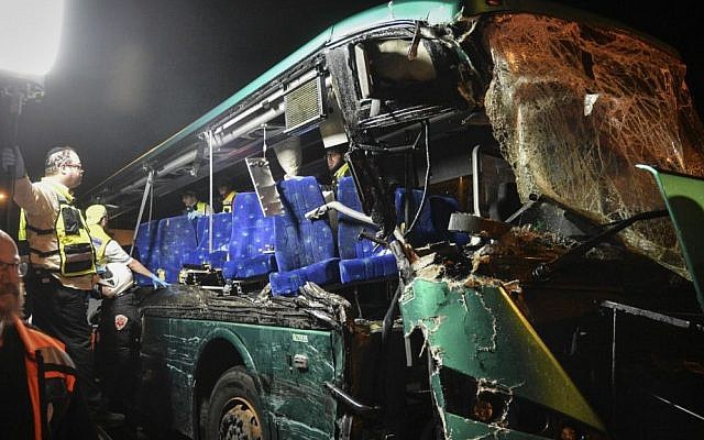 Medical and rescue personnel at the scene of a bus crash on Route 1 February 14, 2016. (Flash90) 