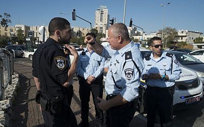 Police at the scene of an of allegedly attempted stabbing attack in Jerusalem on February 14, 2016. (Yoav Ari Dudkevitch/Flash90)