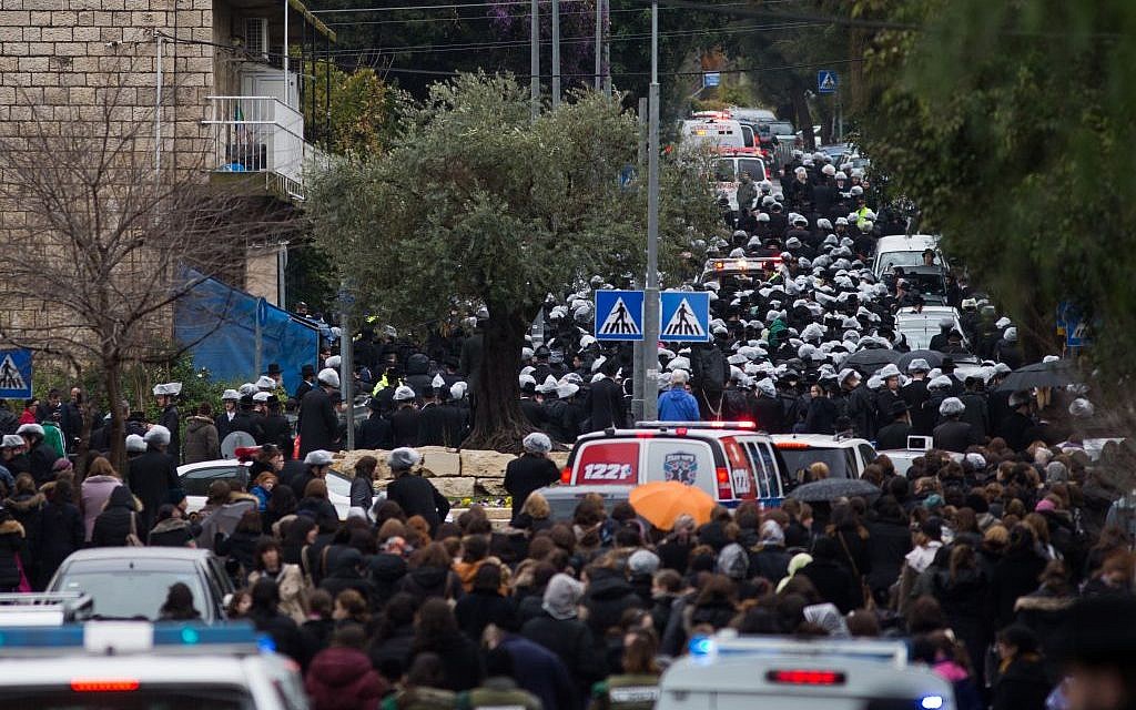 Thousand attend to the funeral of the Rabbi Yochanan Sofer in Jerusalem on February 22, 2016. (Yonatan Sindel/Flash90)