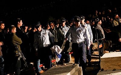 Hundreds attend the funeral of IDF reserve officer Eliav Gelman in Kfar Etzion, February 24, 2016. (Yonatan Sindel/Flash90)