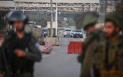 Israeli soldiers and security forces at the scene of an attempted stabbing attack at a checkpoint near the settlement of Beit El in the West Bank, on February 26, 2016. (Photo by Flash90)