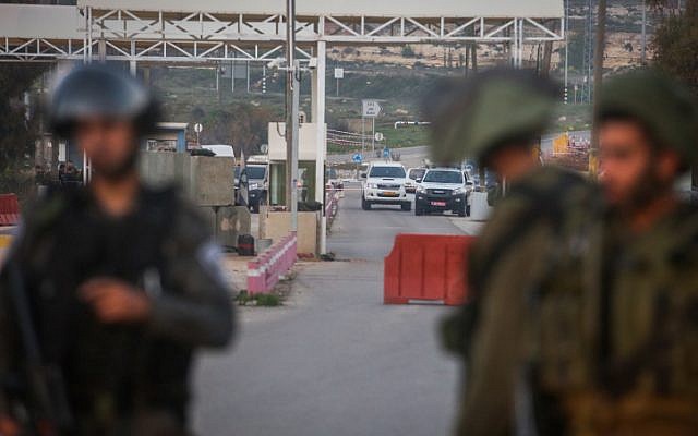 Israeli soldiers and security forces at the scene of an attempted stabbing attack at a checkpoint near the settlement of Beit El in the West Bank, on February 26, 2016. (Photo by Flash90)