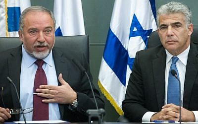 Leader of the Yesh Atid political party, Yair Lapid, and leader of the Yisrael Beytenu party, Avigdor Liberman, lead a joint conference in the Knesset regarding Israel's foreign policy. February 29, 2016. (Miriam Alster/FLASH90)