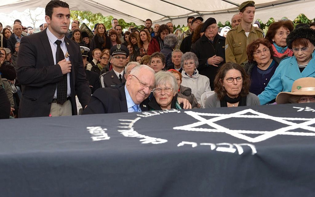 President Reuven Rivlin, left, with widow Ada Willenberg at the funeral for Samuel Willenberg on February 22, 2016. (Mark Neyman/GPO)