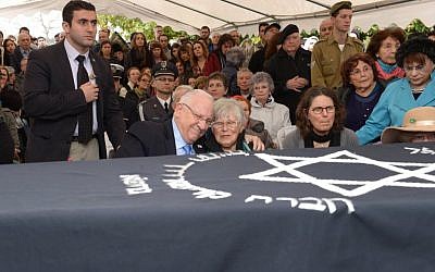 President Reuven Rivlin, left, with widow Ada Willenberg at the funeral for Samuel Willenberg on February 22, 2016. (Mark Neyman/GPO)