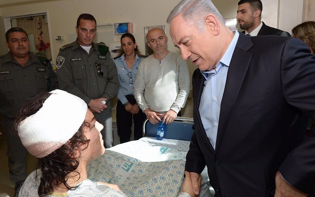 Benjamin Netanyahu in a Jerusalem hospital on February 4, 2016, visiting a policewoman injured in an attack a day earlier. (GPO)