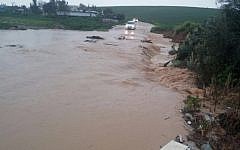 Flooding in the Bedouin town of Um Namila, near Rahat in the Negev on Monday, February, 22, 2016 (Akil al Ziadneh/Albayan)