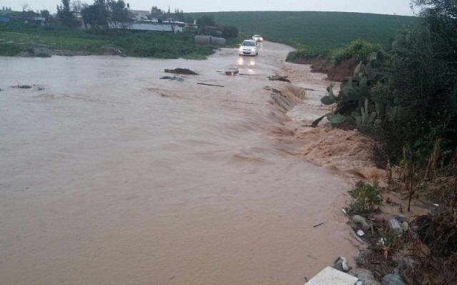 Flooding in the Bedouin town of Um Namila, near Rahat in the Negev on Monday, February, 22, 2016 (Akil al Ziadneh/Albayan) Flooding in the Bedouin town of Um Namila, near Rahat in the Negev on Monday, February, 22, 2016 (Akil al Ziadneh/Albayan)