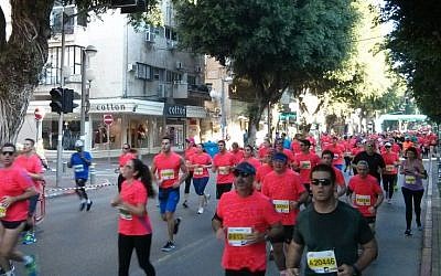 Participants in the annual Tel Aviv marathon, February 26, 2016 (Itamar Sharon)