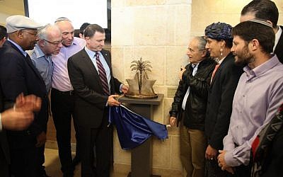 Knesset Speaker Yuli Edelstein inaugurates a sculpture marking the 2005 evacuation from the Gaza Strip in the Knesset on February 1, 2016. (Knesset spokesman's office)