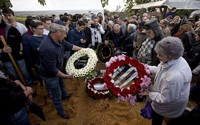 Friends and relatives lay wreaths on the grave of 93-year-old Holocaust survivor Samuel Willenberg during his funeral in Udim, near the costal city of Netanya central Israel, Monday, Feb. 22, 2016. (AP Photo/Sebastian Scheiner)