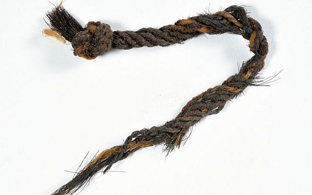 A thick goat hair cord made using many threads twisted together for durability and strength. (Clara Amit/Israel Antiquities Authority) A thick goat hair cord made using many threads twisted together for durability and strength. (Clara Amit/Israel Antiquities Authority)