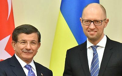 Ukrainian Prime Minister Arseniy Yatsenyuk (R) welcomes his Turkish counterpart Ahmet Davutoglu prior to their meeting in Kiev on February 15, 2016. (CREDITSERGEI SUPINSKY / AFP)