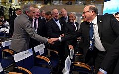 Defense Minister Moshe Ya'alon (R) shakes hands with Saudi Prince Turki al-Faisal at the Munich Security Conference on February 14, 2016 (Ariel Harmoni/Defense Ministry)