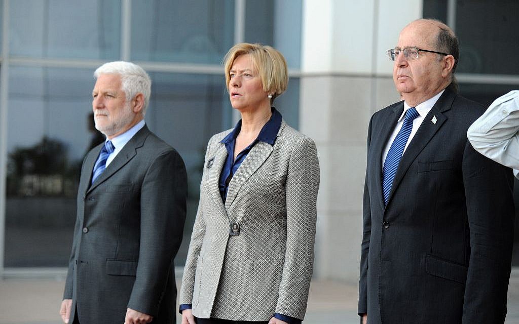 Moshe Ya'alon, right, and Roberta Pinotti, center, in Tel Aviv on February 29, 2016. (Ariel Hermoni/Defense Ministry)